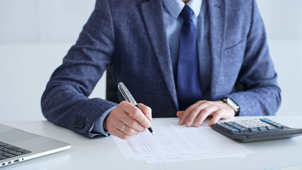 Entrepreneur perplexe devant son écran, illustrant les difficultés de communication comptable